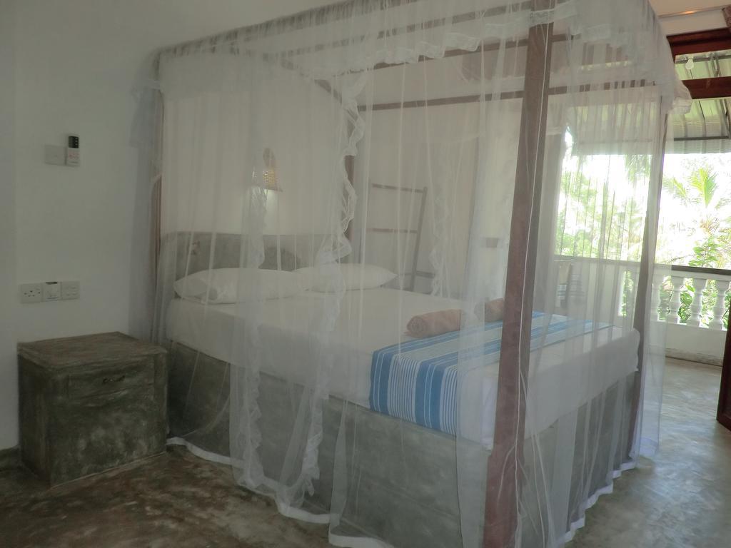 Peacock Wings Guest Hotel Мириса Екстериор снимка