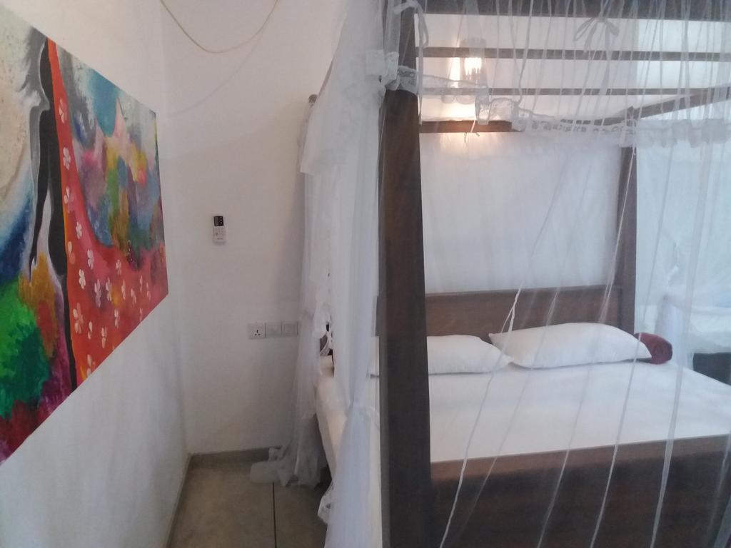 Peacock Wings Guest Hotel Мириса Екстериор снимка