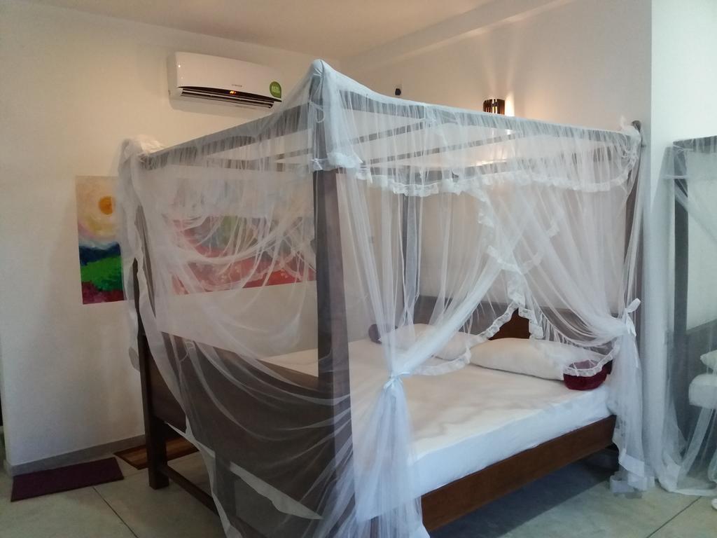 Peacock Wings Guest Hotel Мириса Екстериор снимка