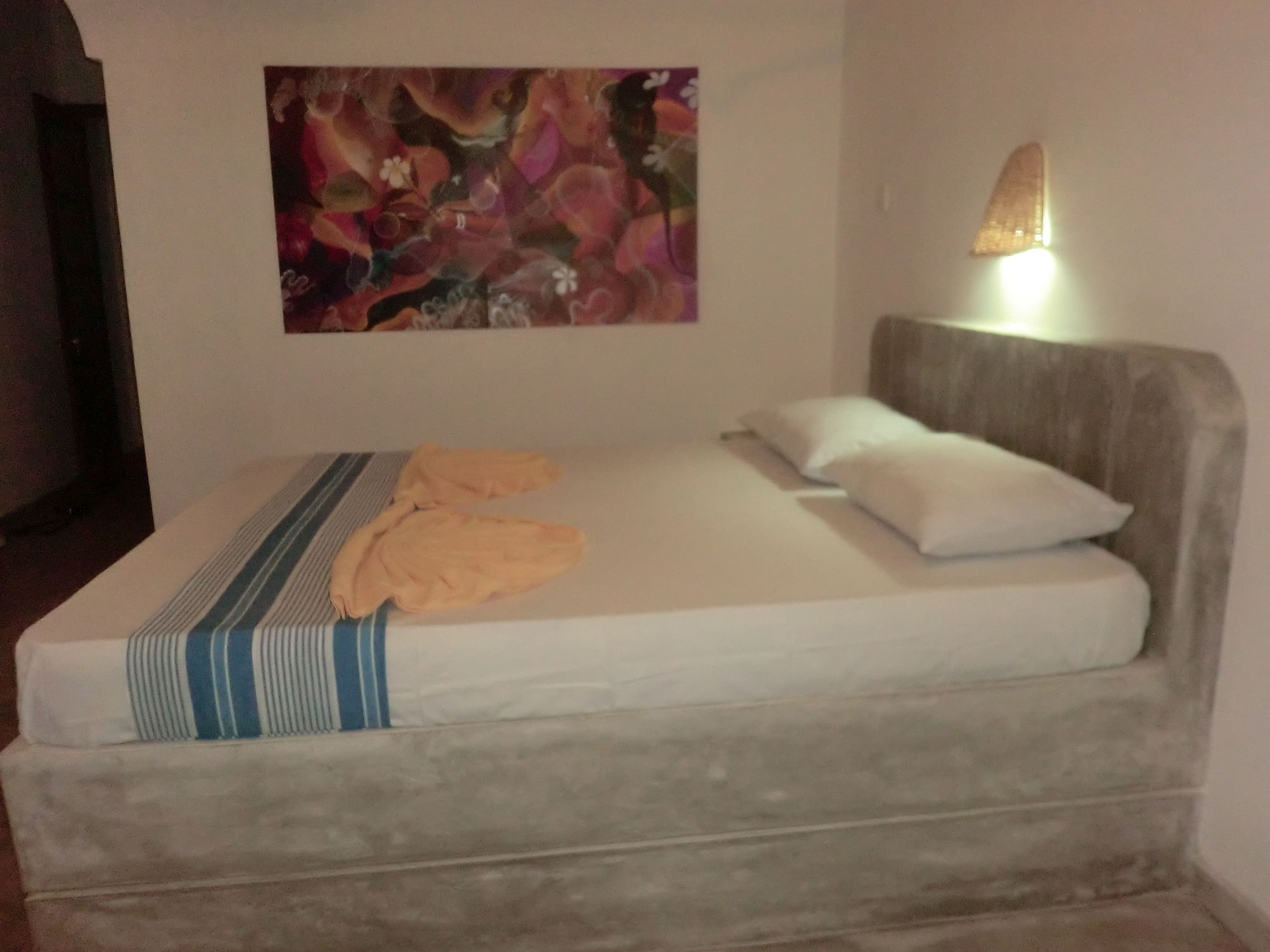 Peacock Wings Guest Hotel Мириса Екстериор снимка
