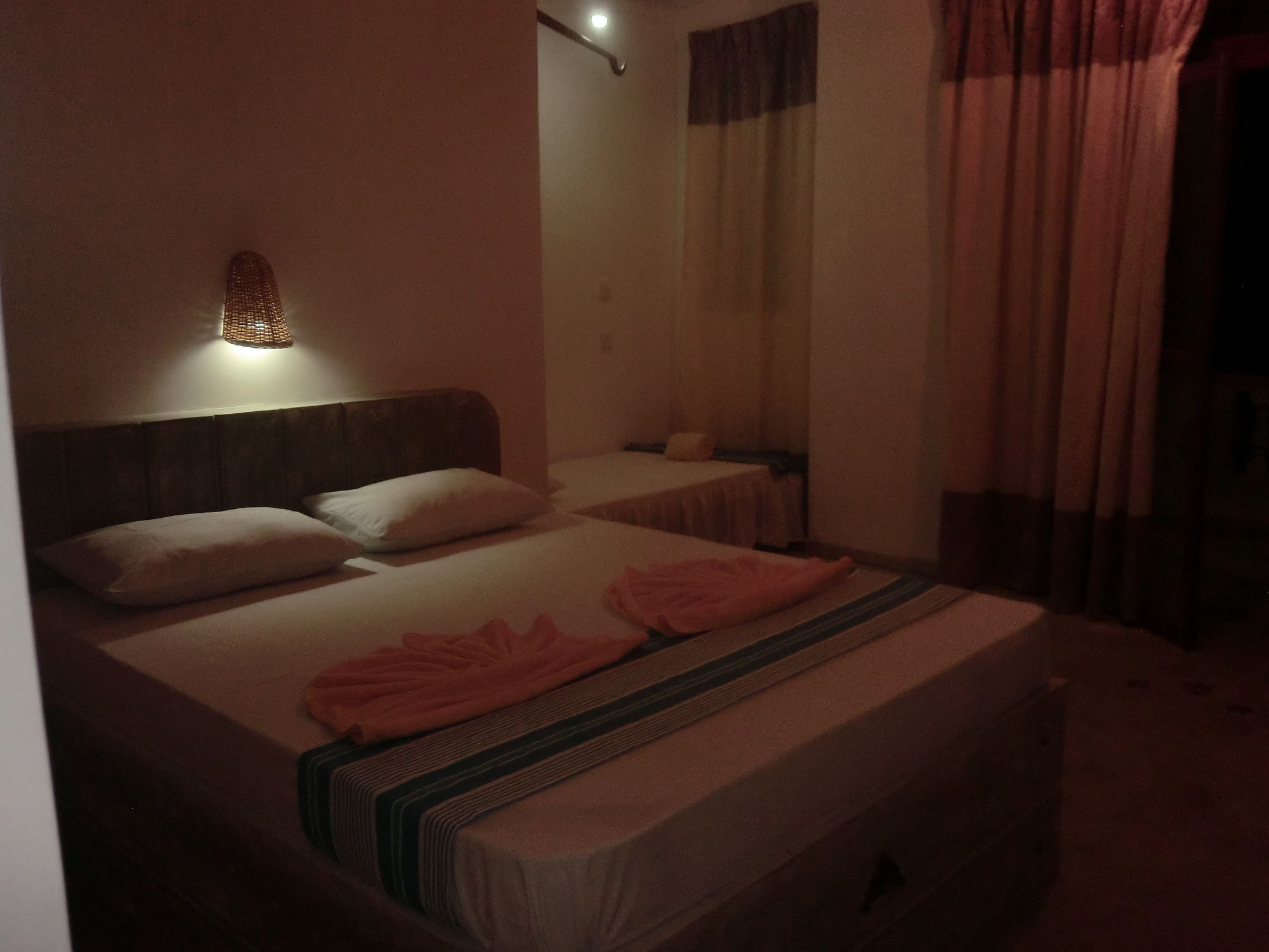 Peacock Wings Guest Hotel Мириса Екстериор снимка