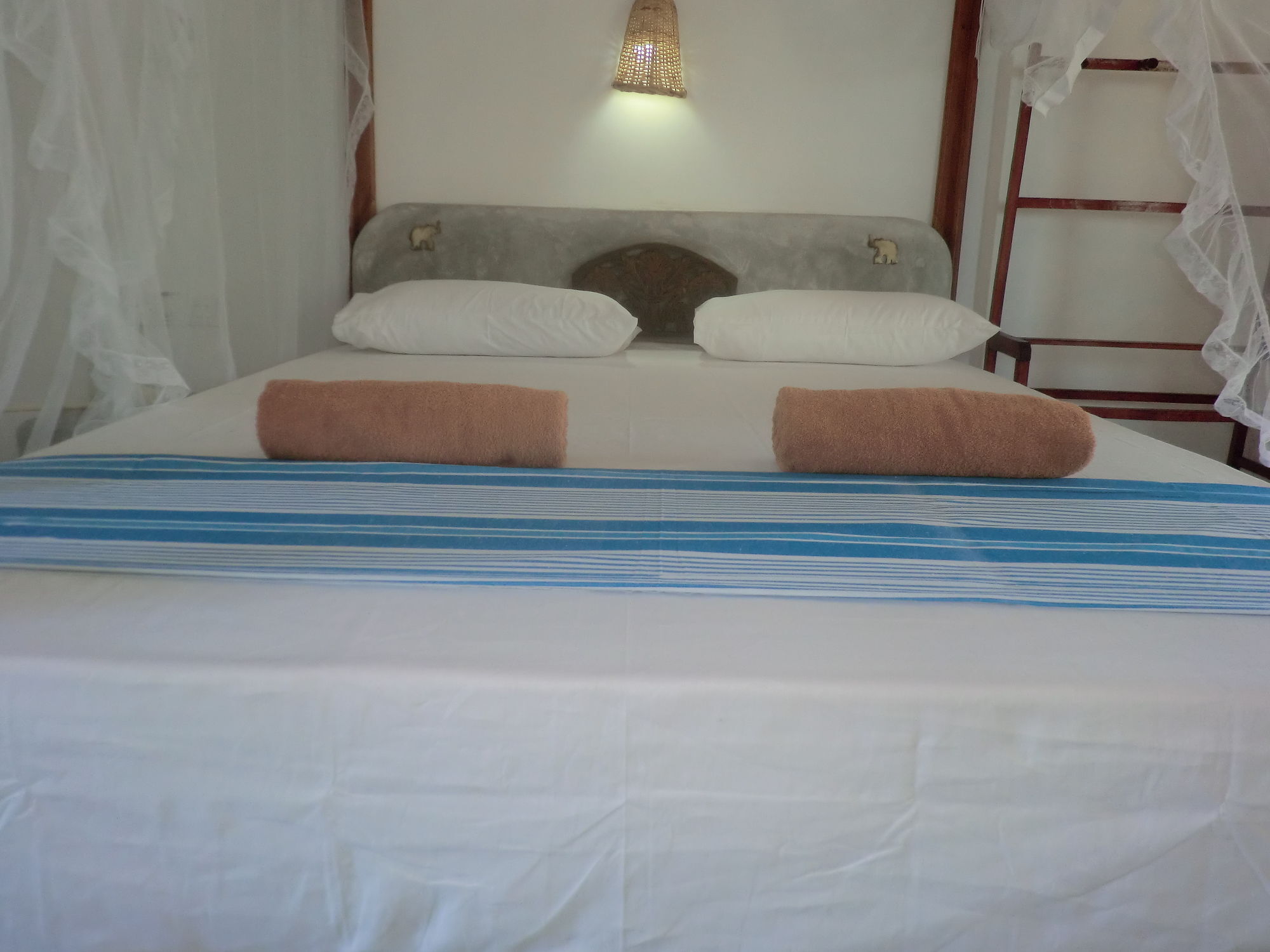 Peacock Wings Guest Hotel Мириса Екстериор снимка