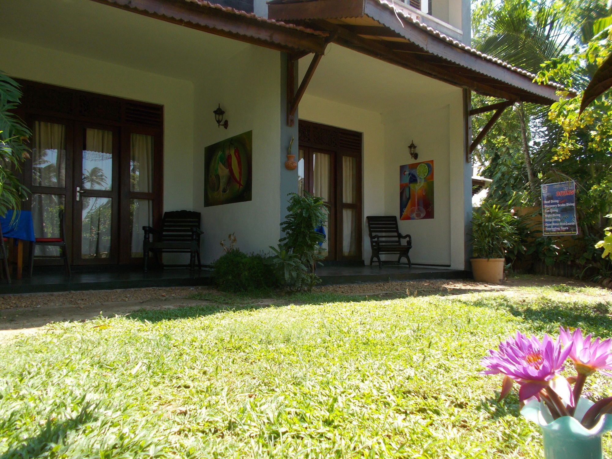 Peacock Wings Guest Hotel Мириса Екстериор снимка