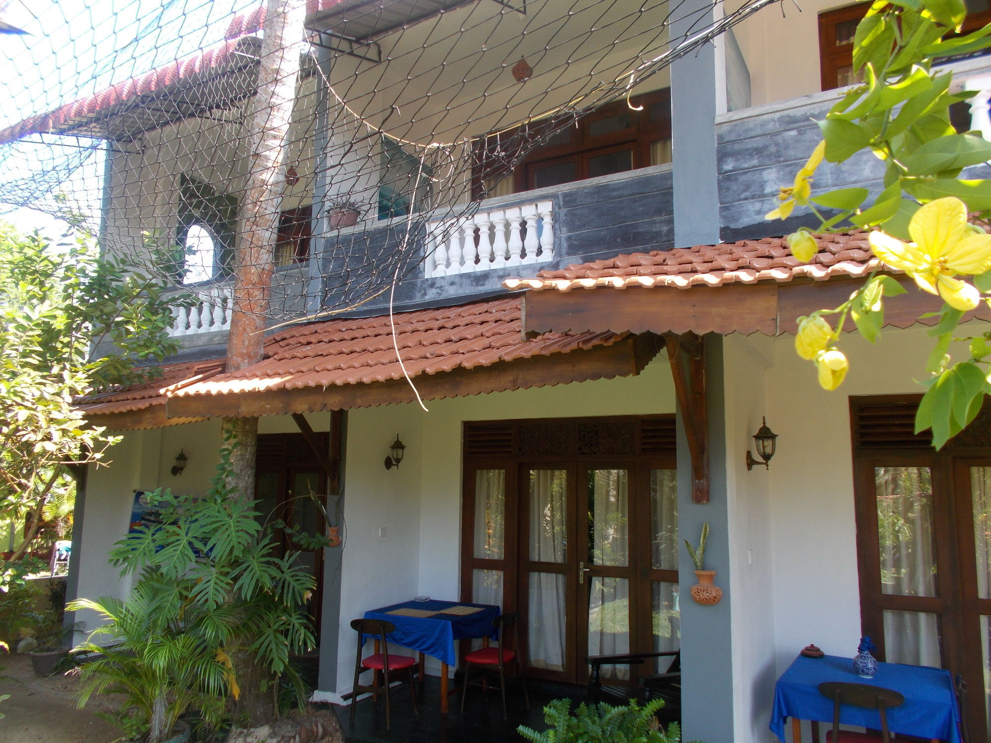 Peacock Wings Guest Hotel Мириса Екстериор снимка