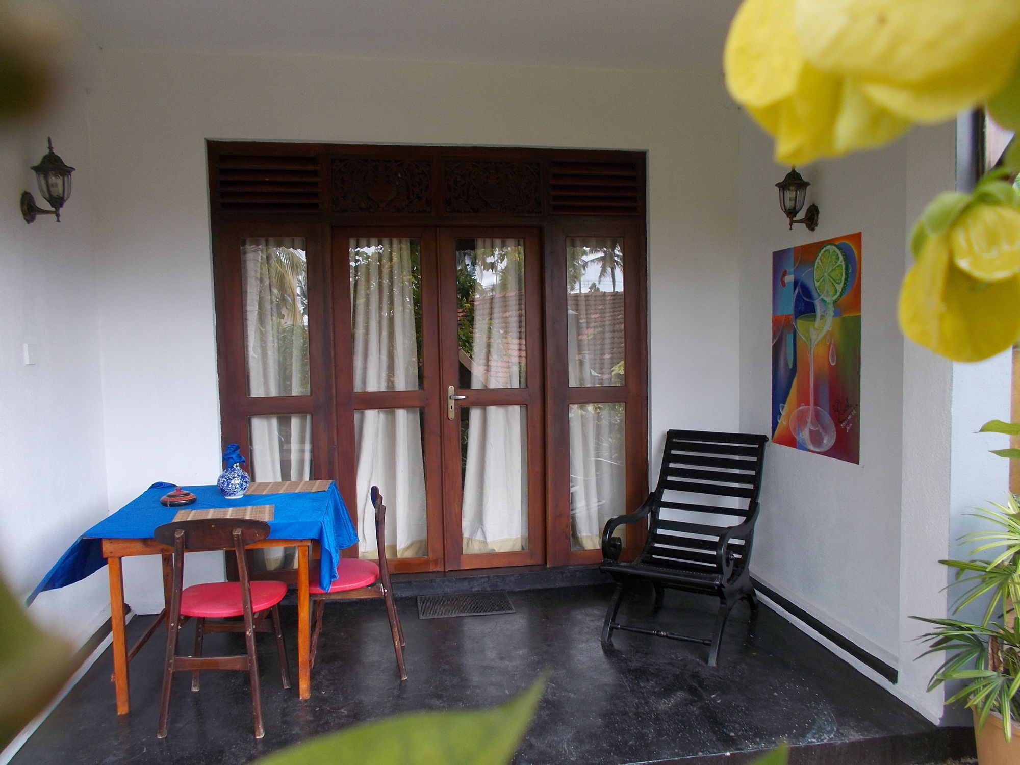 Peacock Wings Guest Hotel Мириса Екстериор снимка